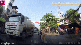 Hai nam thanh niên điểu khiển xe máy không đội mũ bảo hiểm tông ngã CSGT