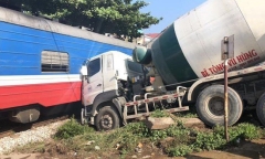Bắc Giang: Xe bồn đâm trực diện tàu hoả, lái tàu bị thương
