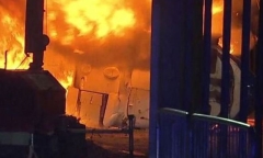 Khoảnh khắc trực thăng chở Chủ tịch Leicester mất kiểm soát lao xuống đất