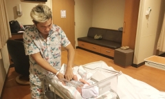 Lâm Vũ hạnh phúc đón con gái đầu lòng tại Mỹ