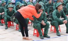 Xúc động khoảnh khắc hàng nghìn thanh niên thủ đô bịn rịn chia tay người thân ngày nhập ngũ