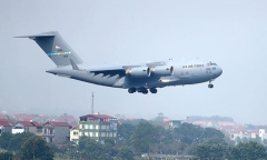 'Ngựa thồ' C-17 chở trực thăng của Tổng thống Mỹ hạ cánh tại sân bay Nội Bài