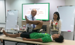 Bác sĩ Nhật hướng dẫn trị liệu chấn thương cho học viện bóng đá NutiFood JMG