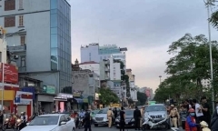 Tin tức tai nạn giao thông mới nhất hôm nay 14/11/2019: Tài xế ô tô cố thủ trên xe sau khi gây tai nạn