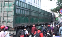 Tin tức tai nạn giao thông mới nhất hôm nay 13/9/2019: Va chạm với container, 2 nữ sinh thương vong