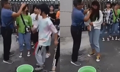 Xôn xao clip thầy giáo dùng khăn và xô nước “tẩy trang” cho học sinh trước khi vào lớp