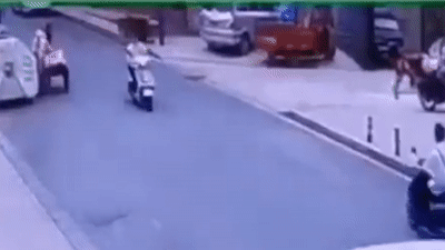 Video: Hãi hùng cảnh thảm bay quật ngã người đàn ông đi xe máy trên đường