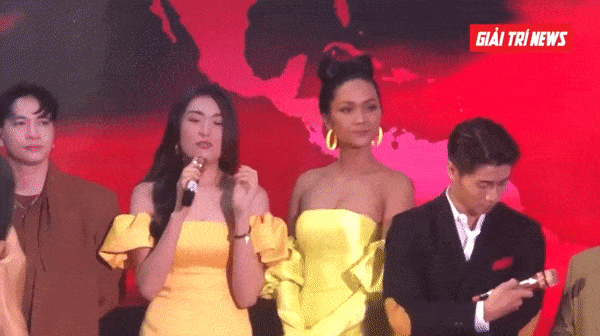 Video: Khoảnh khắc Hoa hậu H'Hen Niê gặp sự cố trang phục suýt lộ vòng một