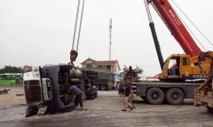 Tai nạn giao thông, thi thể nạn nhân biến dạng kẹt dưới xe container