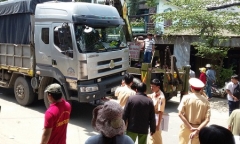Băng qua đường, cụ bà nhặt ve chai bị xe tải cán tử vong