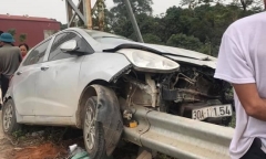 Tin tức tai nạn giao thông mới nhất hôm nay 27/11/2019: Ôtô đâm dải tôn bên đường, tài xế thoát nạn