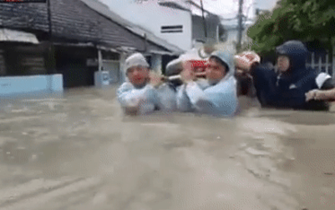 Video: Xúc động cảnh nhân viên y tế vượt dòng lũ khiêng bệnh nhân đi cấp cứu