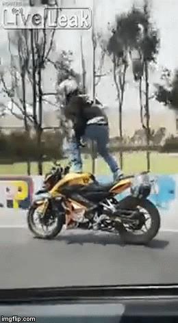 Video: Đứng 2 chân trên mô tô phân khối lớn đang chạy, thanh niên ngã lộn cổ đầy đau đớn