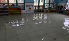 Trường vẫn ngập nước, 400 trẻ mầm non ở TP. Hồ Chí Minh tiếp tục nghỉ học
