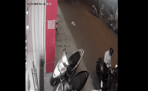 Video: Pha cướp điện thoại nhanh như cắt khiến chủ nhân đơ người