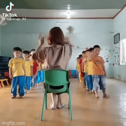 Cô giáo mầm non thi triển 