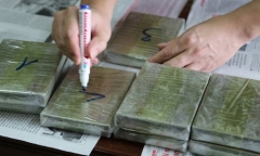 Bắt kẻ vận chuyển thuê 10 bánh heroin với tiền công 16 triệu đồng