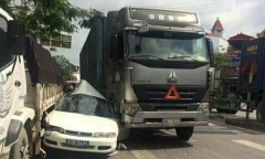 Hải Phòng: Ô tô biển xanh biến dạng, kẹp giữa container và xe tải
