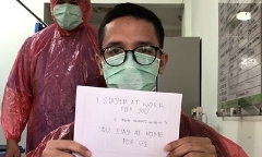 Thiếu thốn trang thiết bị bảo hộ, các bác sĩ tại Indonesia phải mặc áo mưa, dùng chung kính