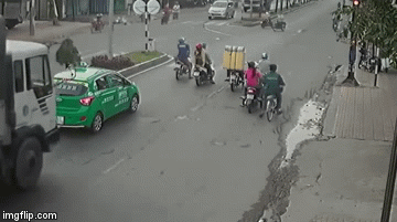Video: Rùng mình cảnh ô tô tải 