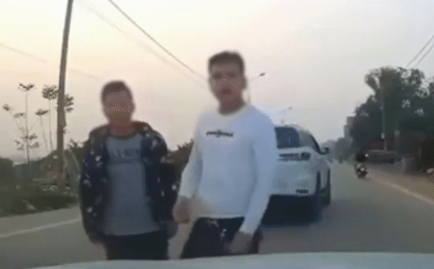 Video: Ức chế vì bị ngáng đường, 2 thanh niên đi Fortuner táo tợn chặn đầu 