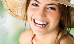 Bật mí cách làm trắng răng bằng mật ong siêu đơn giản