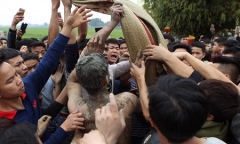 Video: Tranh cướp chiếu trong hội