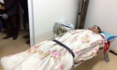 Sạt lở đất đá, máy xúc và xe biển xanh bị hất xuống vực sâu 50m ở Lai Châu