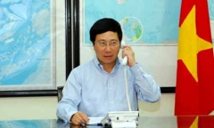 Phó Thủ tướng Phạm Bình Minh điện đàm với Ủy viên Quốc vụ TQ