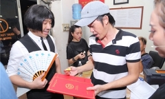Đám cưới cận kề, Trấn Thành vừa tham gia show vừa háo hức trao thiệp cưới
