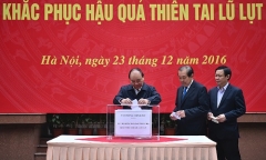 Lãnh đạo Chính phủ quyên góp ủng hộ đồng bào bị lũ lụt