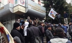 Những người biểu tình tiếp tục chiếm công sở ở miền đông Ukraina