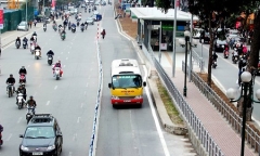 Hà Nội thí điểm cho xe buýt thường chạy vào làn BRT