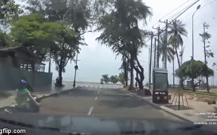 Video: Người phụ nữ xi nhan trái nhưng lại rẽ phải khiến người đi đường tái mặt