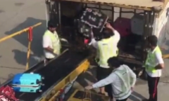 Cận cảnh nhân viên sân bay Hong Kong quăng hành lý của khách như rác gây phẫn nộ
