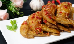 Món ngon mỗi ngày: Cánh gà chiên mắm tỏi vàng ruộm, thơm ngon