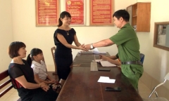 Nhặt được phong bì chứa 50 triệu đồng, bé gái 9 tuổi trả lại người đánh rơi