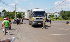 Tin tức tai nạn giao thông mới nhất hôm nay 24/10/2019: Xe máy tông xe tải, 2 học sinh thương vong