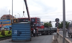 Thót tim cảnh thùng xe container rơi xuống đường đè trúng ô tô 7 chỗ