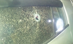 Xác minh vật thể gây thủng ô tô trong vụ côn đồ uy hiếp bác sỹ