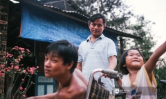 Xúc động câu chuyện chồng kém vợ hàng chục tuổi sẵn sàng ở rể, chăm mẹ, chăm 3 cháu vợ 