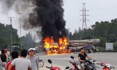 Sau va chạm kinh hoàng, xe chở gỗ dăm bốc cháy, 3 người bị thương