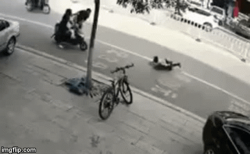 Video: Thót tim cảnh cậu bé đi xe điện cân bằng ngã văng ra giữa đường