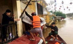 Nước lũ dâng cao, phố cổ Hội An chìm trong biển nước