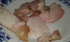 Tá hỏa thịt heo luộc chín để qua đêm chuyển màu hồng, bốc mùi hôi thối
