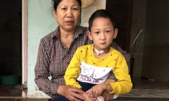 Tấm lòng thơm thảo của cặp vợ chồng già đi tìm sự sống cho con nuôi bị dị tật