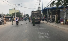 Tai nạn giao thông, vợ gào khóc bên thi thể chồng bị xe tải cán chết