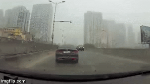 Video: Tài xế thản nhiên cho xe đi lùi nguy hiểm trên đường một chiều