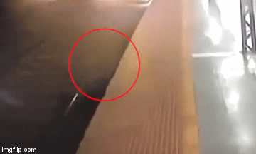 Video: Kinh hoàng cảnh người phụ nữ bị tàu hỏa tông trúng rồi kéo dọc sân ga