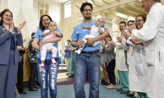 Cặp song sinh dính liền nhau trải qua 22 tiếng phẫu thuật tách rời thành công